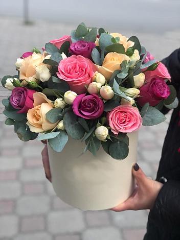 Цветочная композиция из Розы в шляпной коробке в Гай-Кодзор