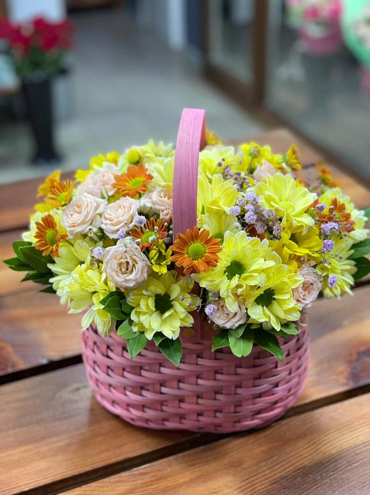 Цветочная композиция из Хризантемы и Розы в корзине в Гай-Кодзор