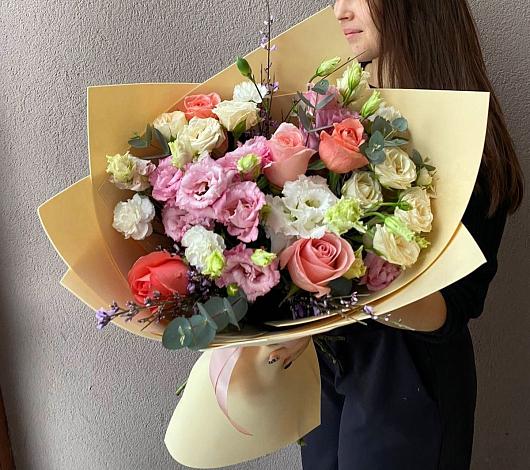 Букет цветов из: Розы, Лизиантусы и Гвоздики в Гай-Кодзор