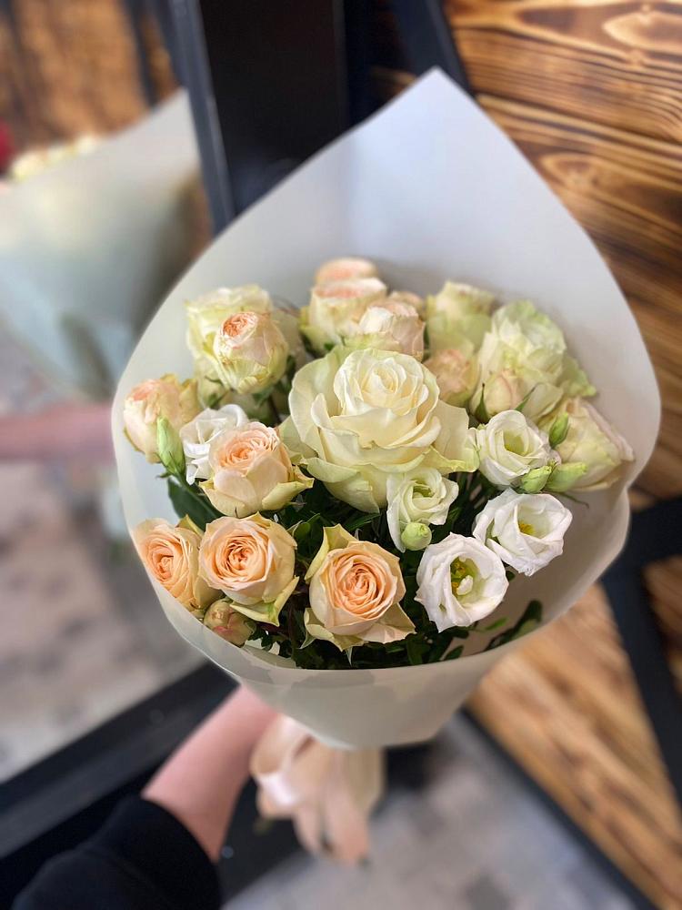 Букет цветов из: Розы и Лизиантусы в Гай-Кодзор